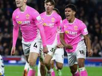 开云体育中国-南安普顿后卫拼抢赢得掌声，成为焦点