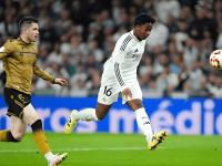 开云APP-前锋射门技巧高超，球迷惊艳不已