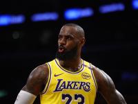 开云体育-湖人力克篮网，詹姆斯砍下三双