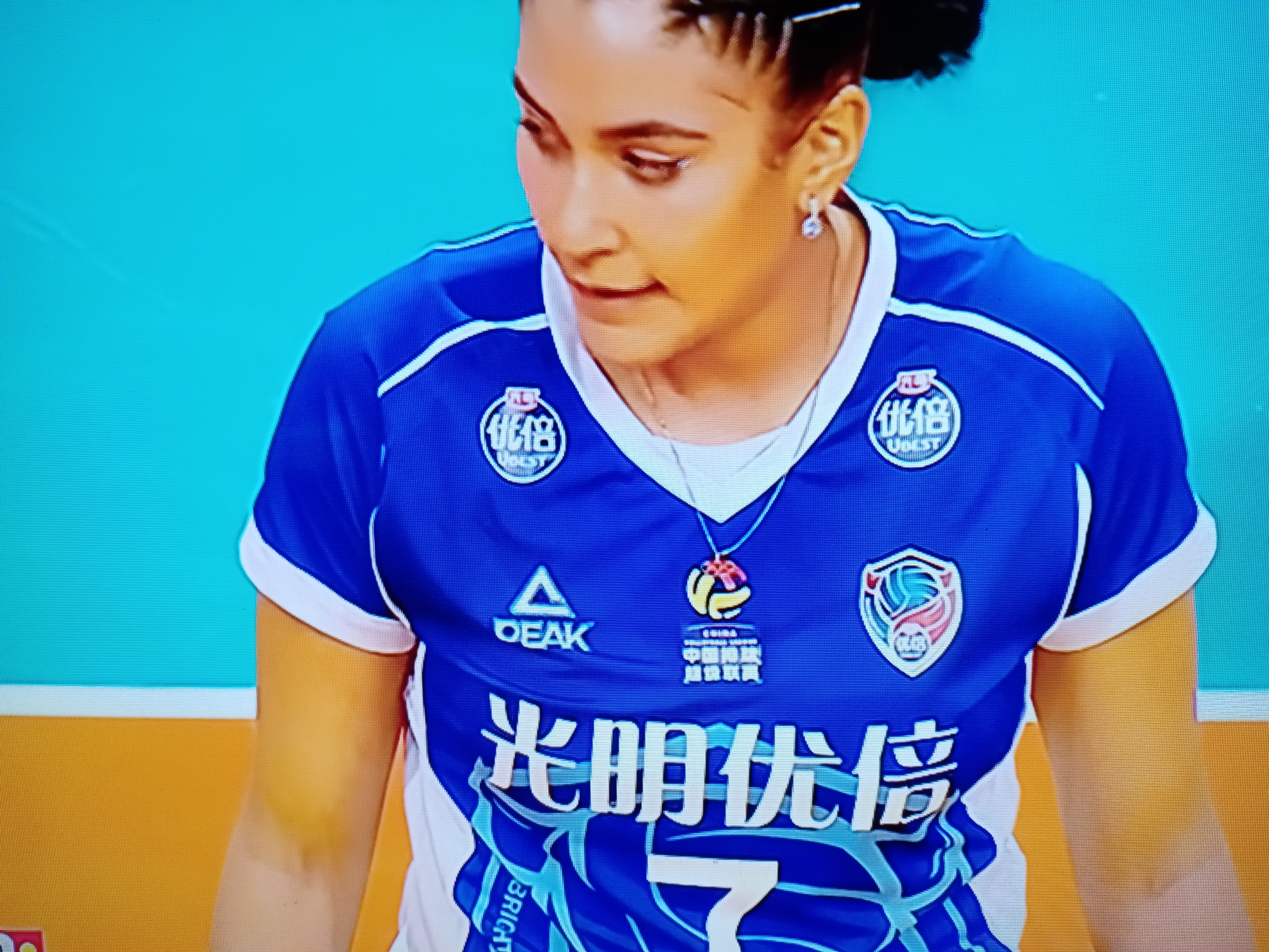 女子排球队杀入半决赛实力无敌