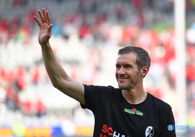 弗赖堡球员斩获进球王，赢得球迷们的掌声