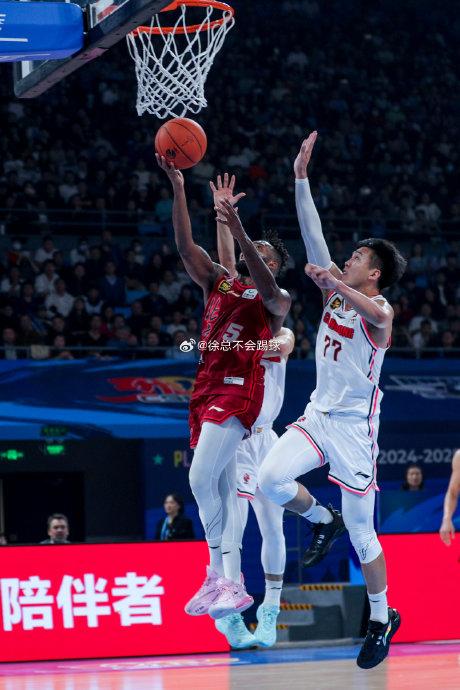 北京首钢篮球队赢得关键胜利，稳居积分榜前列