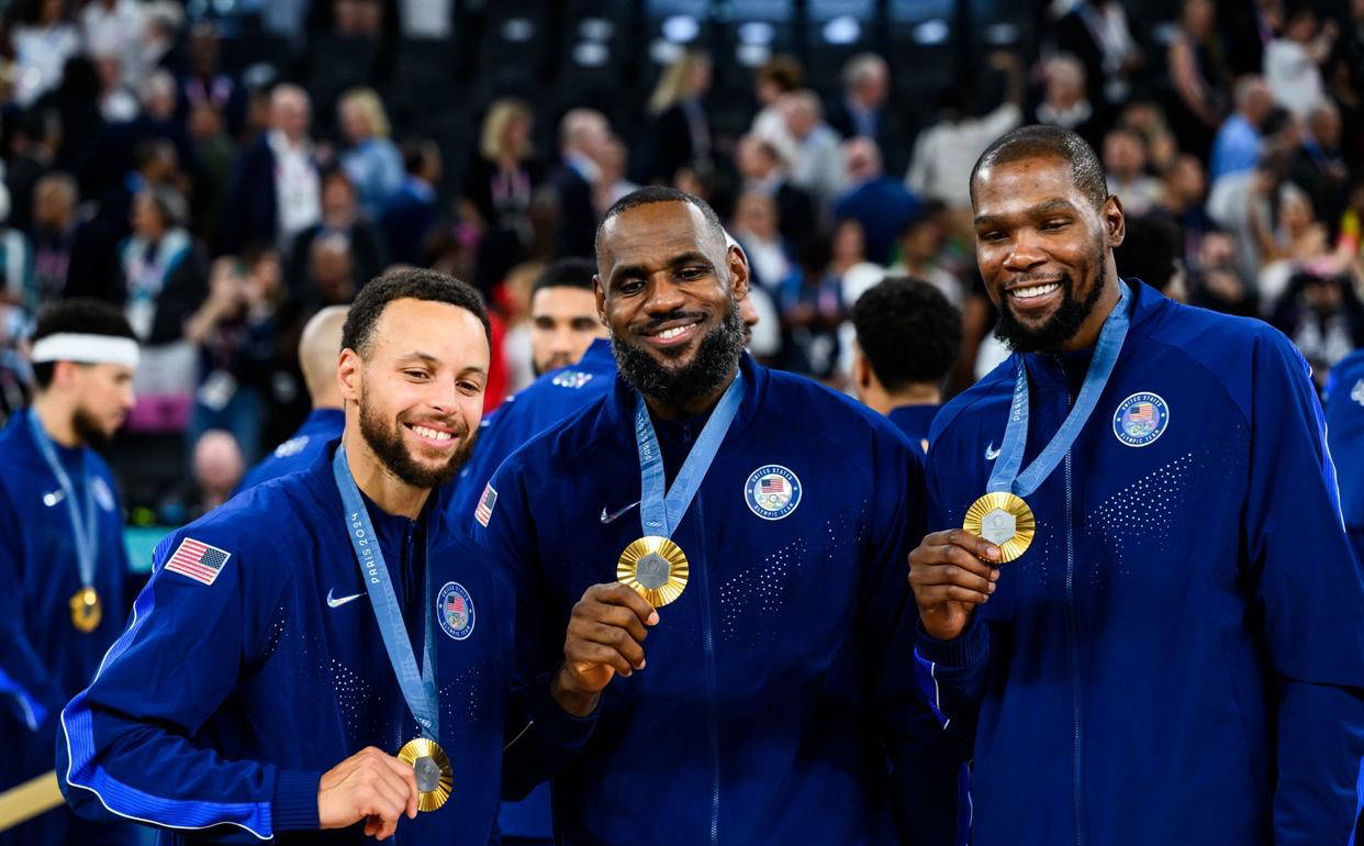 NBA传奇球员团队亮相,全明星赛场燃烧热情 NBA传奇球员团队亮相,全明星赛场燃烧热情