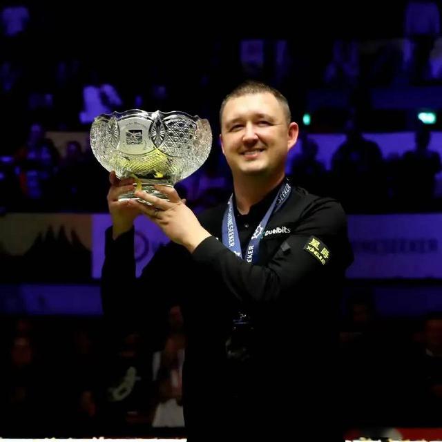 荷兰举重选手实现逆袭获得奖杯 荷兰举重选手实现逆袭获得奖杯