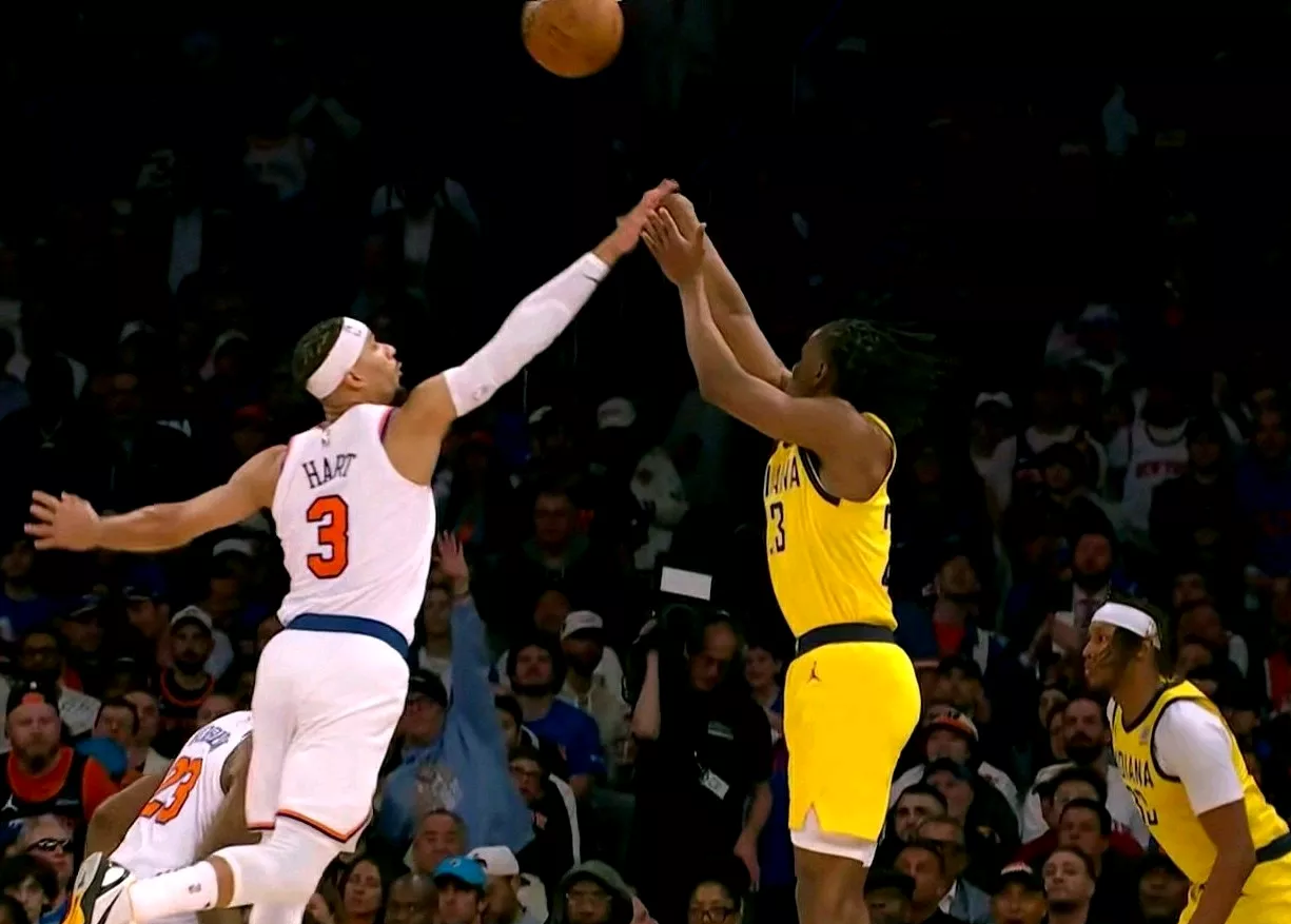 疯狂三分球!美国篮球选手不辱使命得分 疯狂三分球!美国篮球选手不辱使命得分