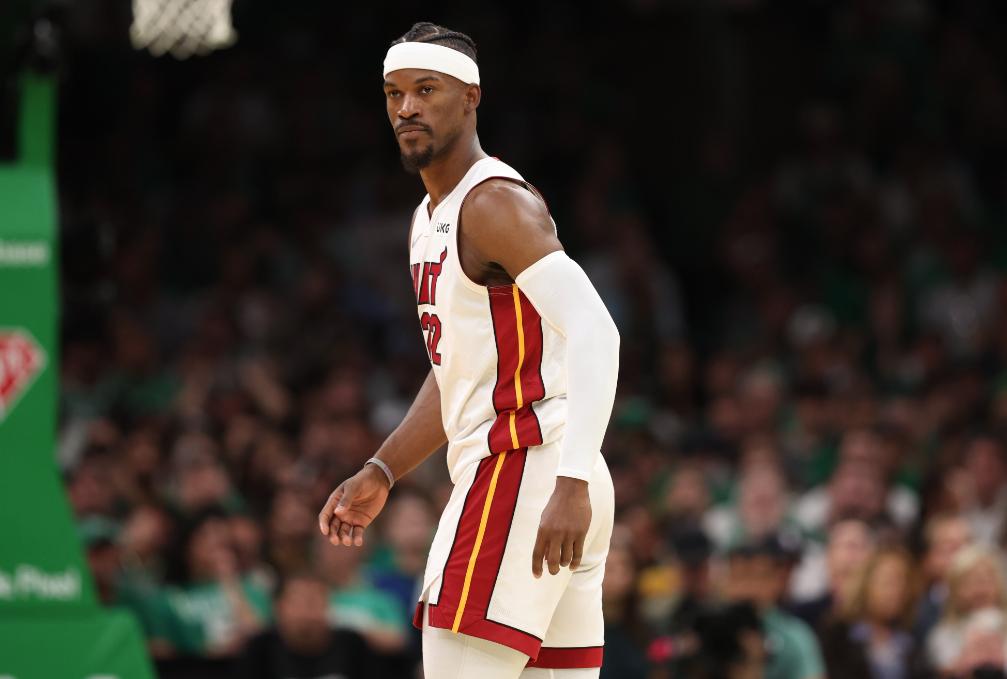 疯狂三分球!美国篮球选手不辱使命得分 疯狂三分球!美国篮球选手不辱使命得分