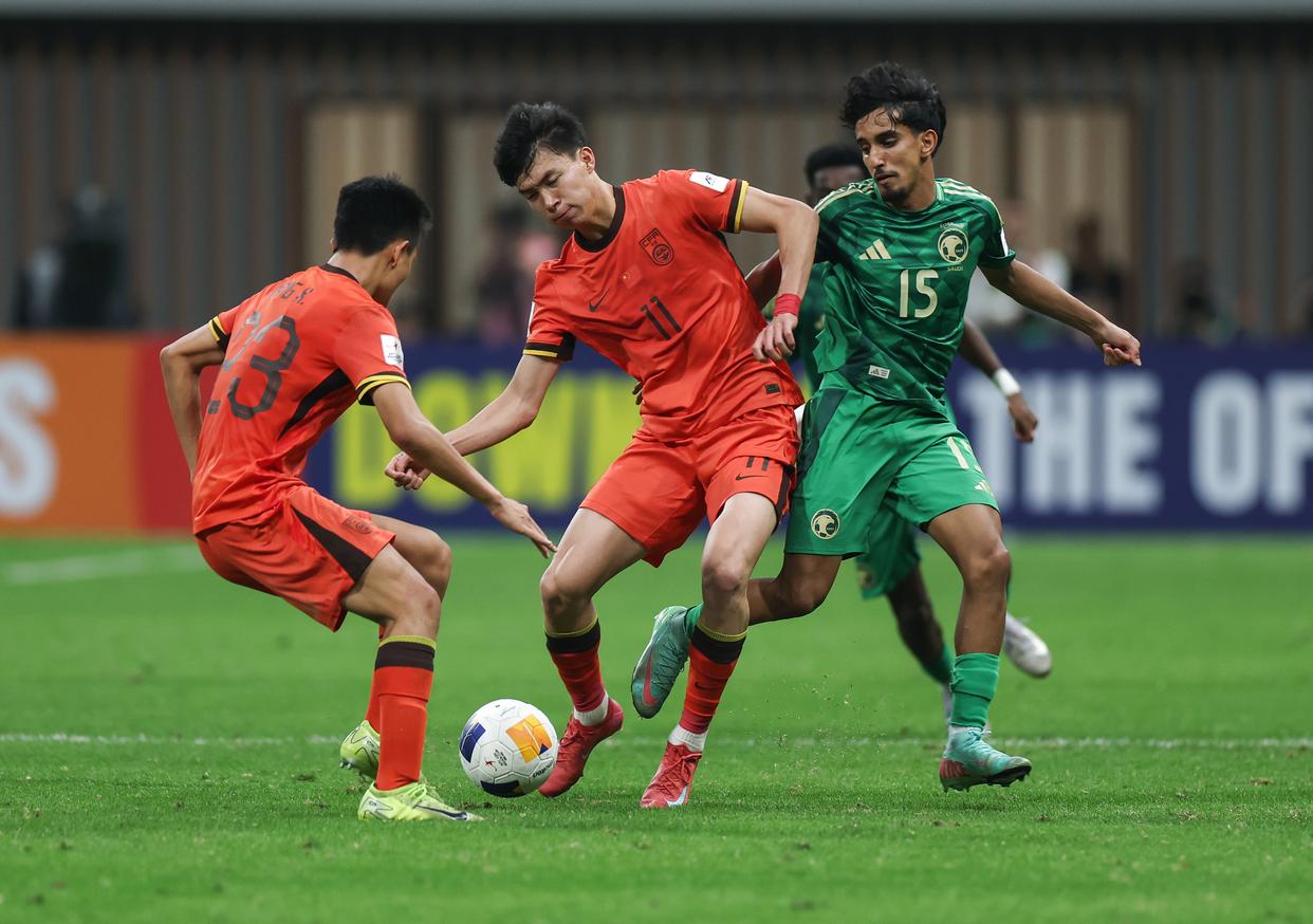 包含球场上激情飞扬亚洲球队不可阻挡的词条 包含球场上激情飞扬亚洲球队不可阻挡的词条