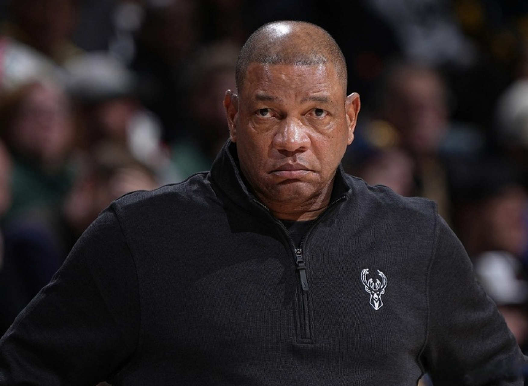 雄鹿不敌独行侠,陷入连败 雄鹿不敌独行侠,陷入连败