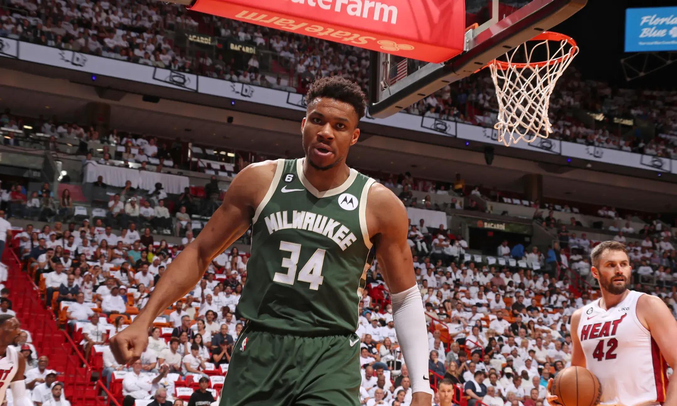 雄鹿不敌独行侠,陷入连败 雄鹿不敌独行侠,陷入连败