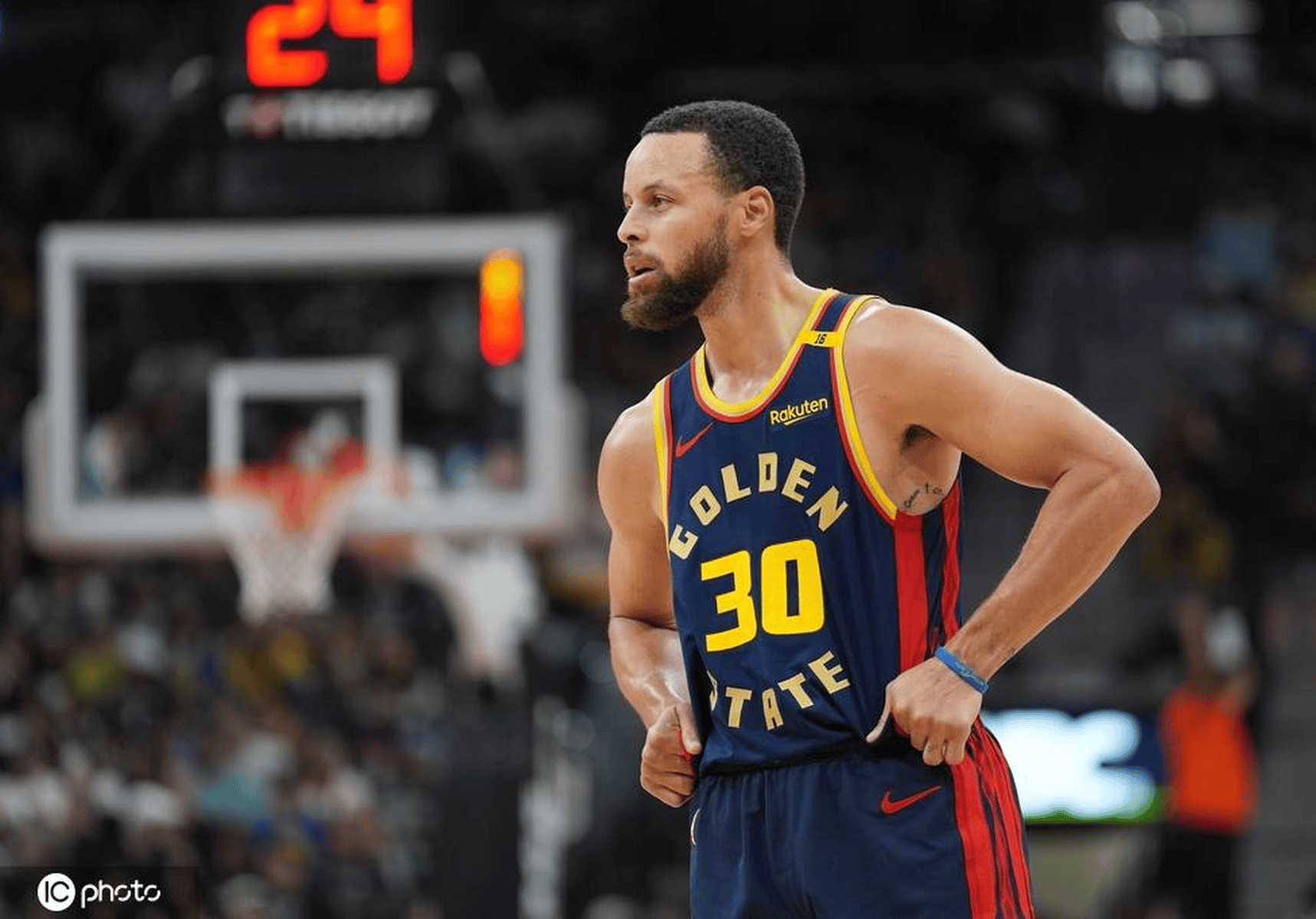 勇士大胜马刺，库里砍下33分