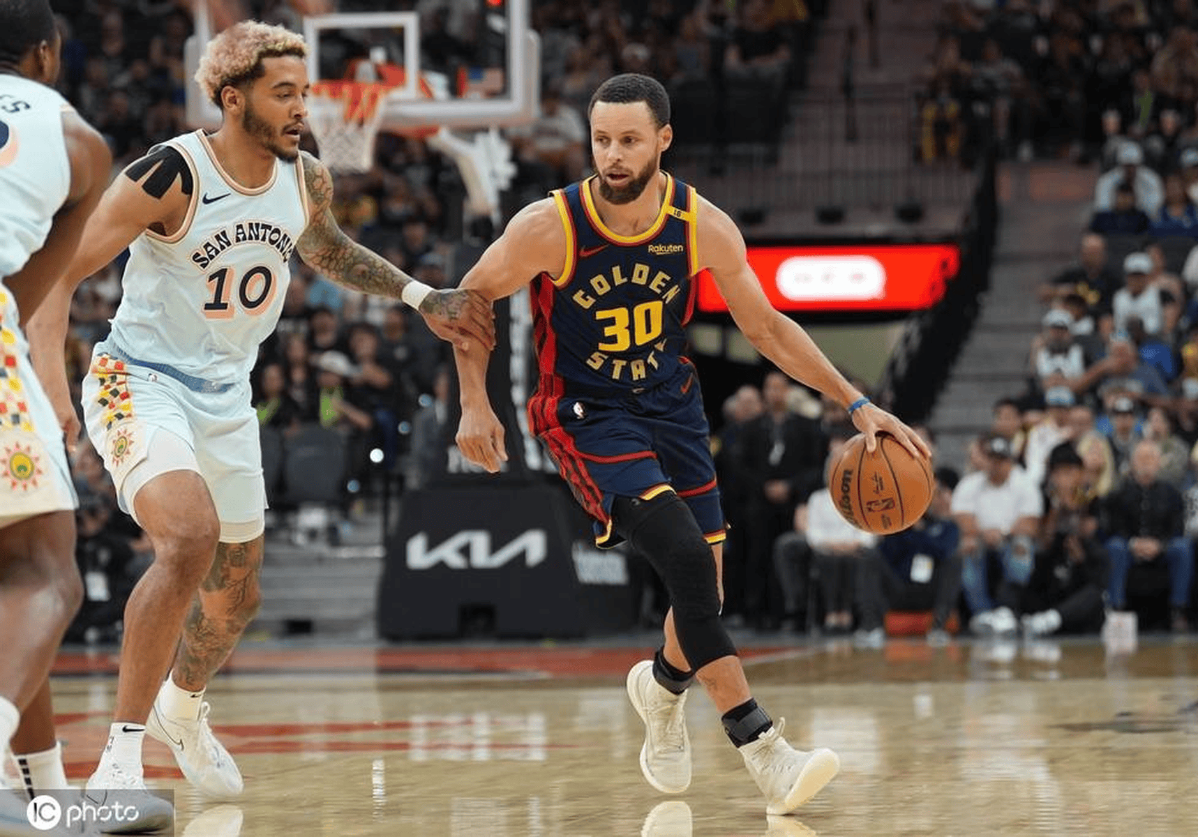 勇士大胜马刺，库里砍下33分