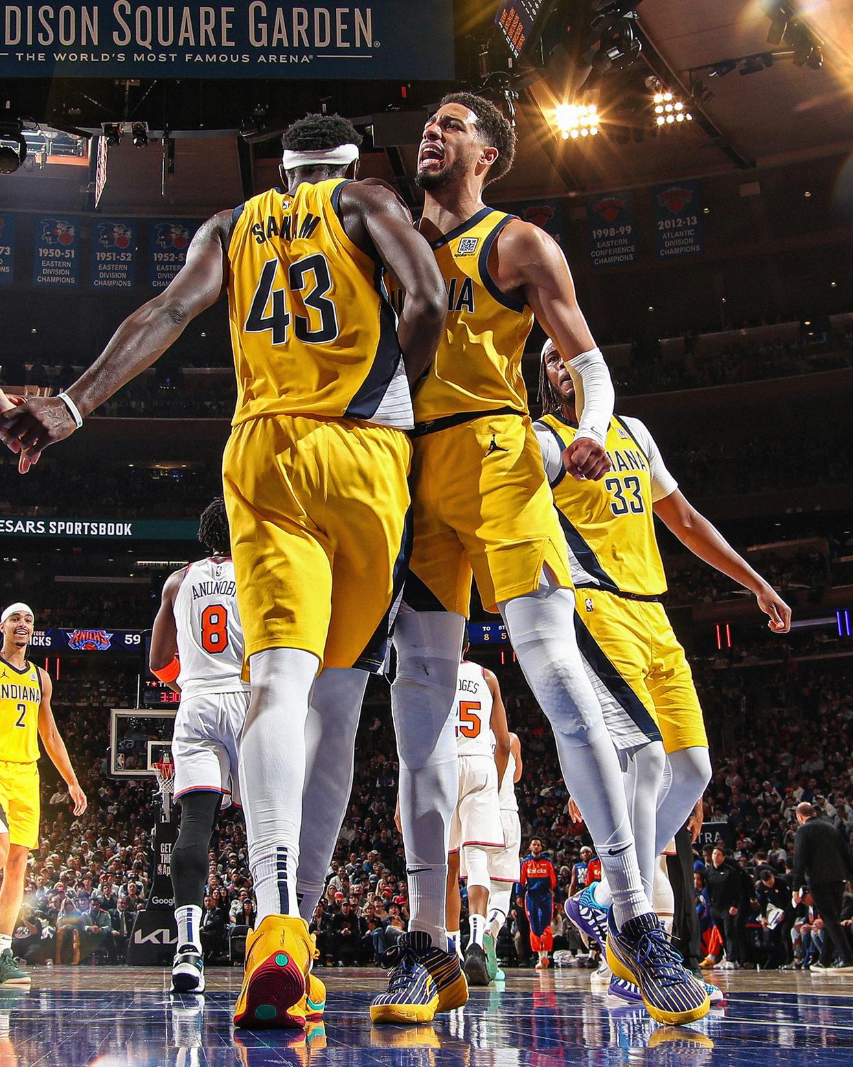 猛龙客场大胜步行者,继续领跑东部 猛龙客场大胜步行者,继续领跑东部