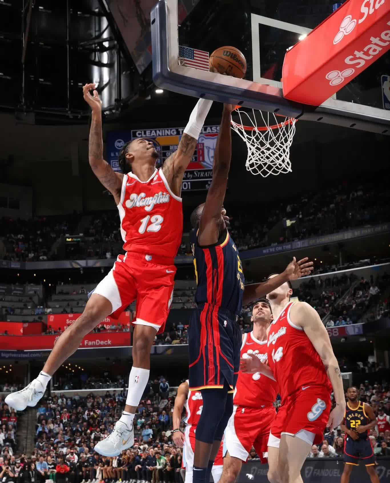 山东队轻取灰熊，库里点燃赛场