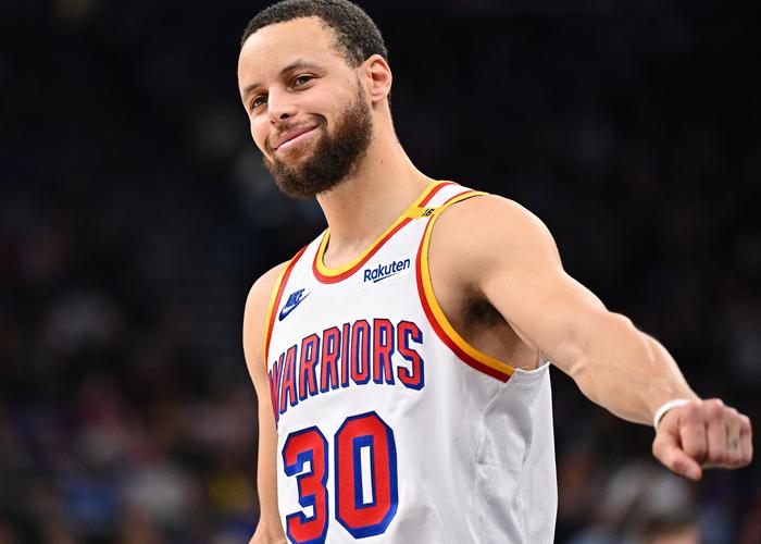 山东队轻取灰熊，库里点燃赛场