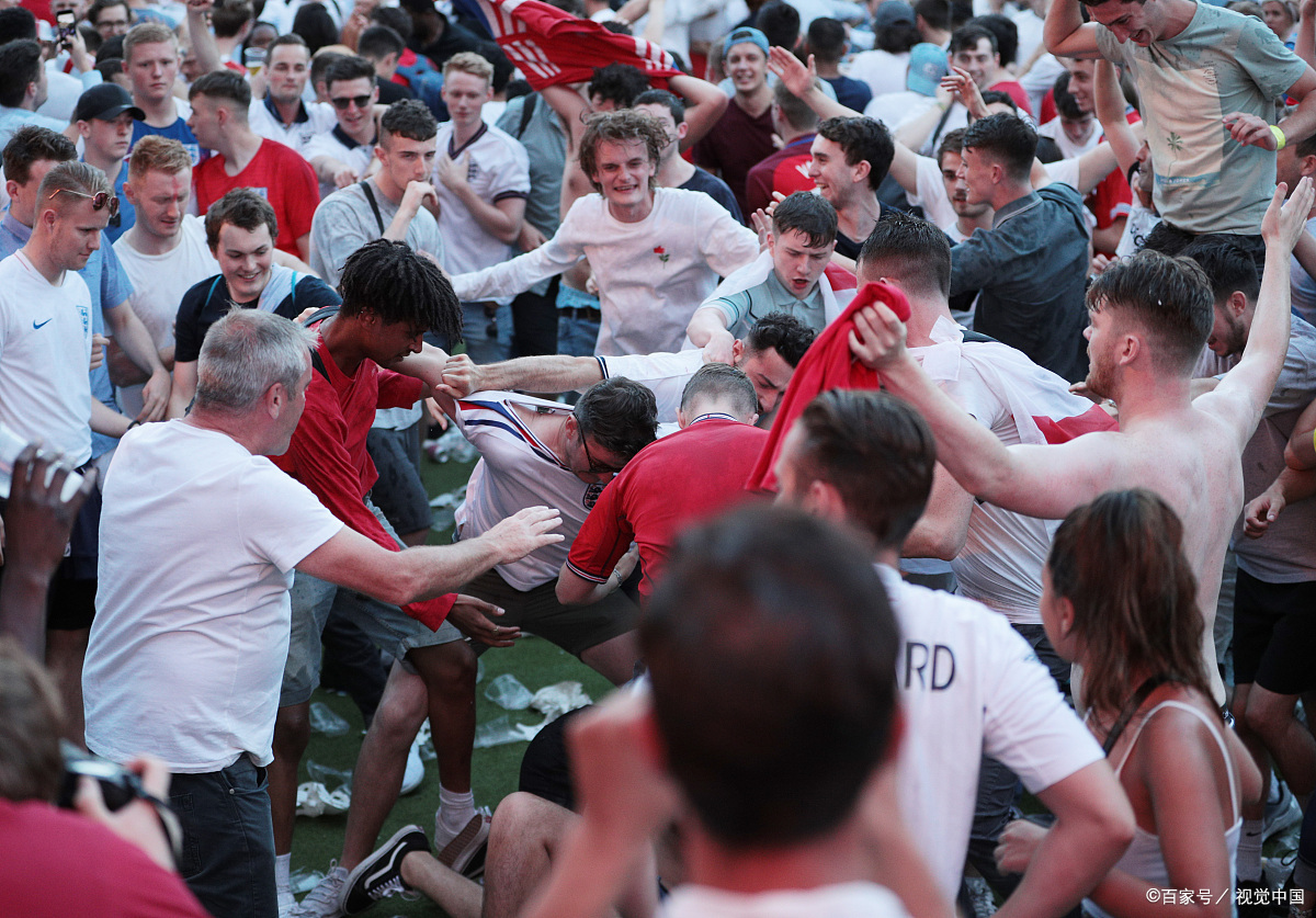 球迷热情支持国际足球盛事